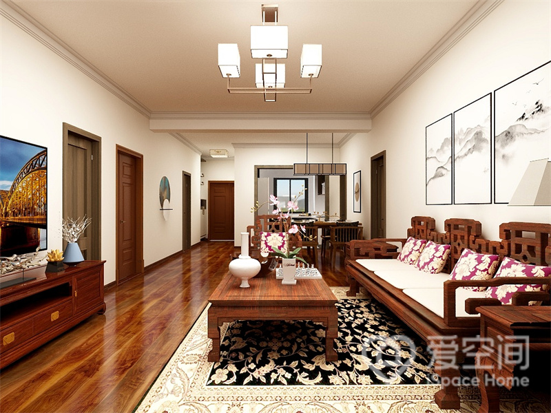 客厅顶部造型简单，室内陈设大量红木家具，展示出业主的鲜明个性，整个空间洋溢着简洁优雅的中式韵味。