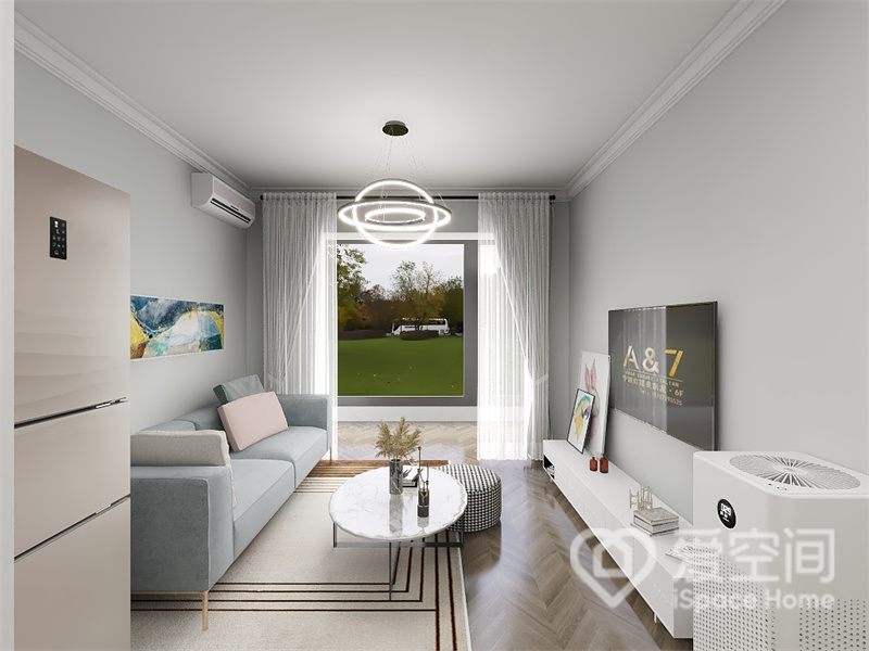 客厅以素雅的浅蓝色系为主调，加以暖意十足的家具点缀，体现出主人对生活品质的追求。
