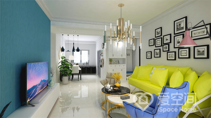 一进客厅明亮感与大气感映入眼帘，设计师巧妙利用碰撞色系点缀，让空间显得更加充满活力。
