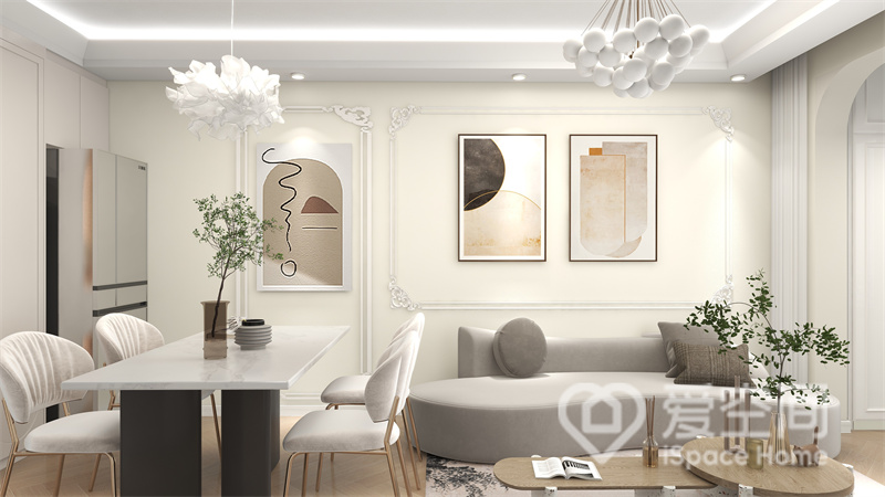 浅米色背景让客厅空间增添一份灵动，白色石膏线勾勒出浪漫氛围，搭配浅灰色沙发，客厅美得毫不费力。