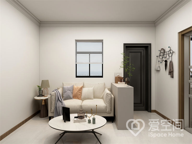 客厅没有做吊顶，简约的立面令空间显得更大，浅色系家具软装打造出舒适简约的家居氛围。