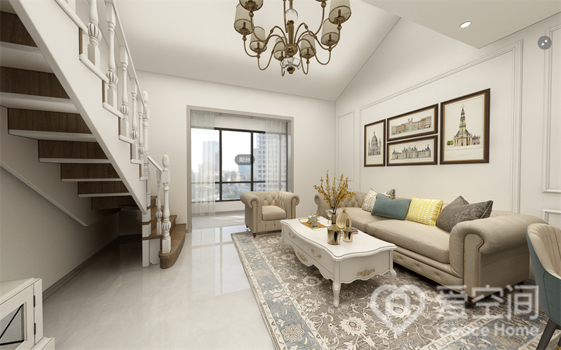 客廳空間以簡約為主，沙發墻并非一味追求設計形式，而是以白漆為底色，加入石膏線和裝飾畫點綴，形成干凈流暢的外形，簡歐米色沙發純粹而舒適，與茶幾、地毯相互搭配，呈現出優雅感和高級感。