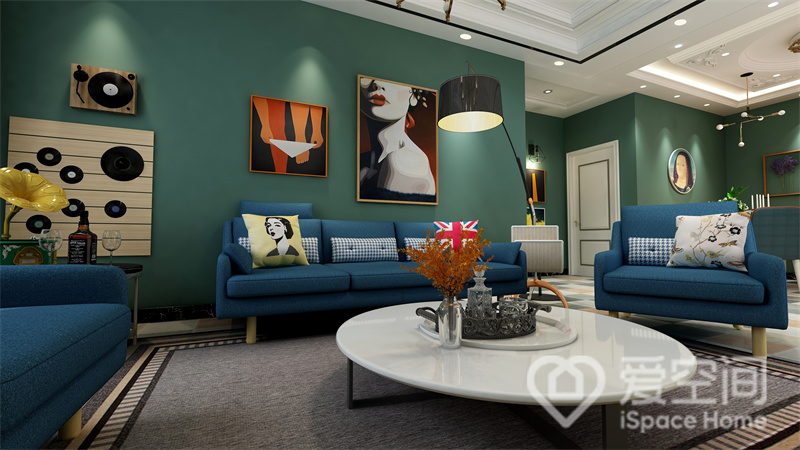 色块诠释出客厅的多面性，设计师遵循业主审美，以绿色与蓝色搭配，演绎出不一样的生活品味。