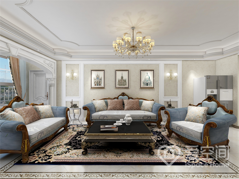 客厅的设计仪式感满满，沙发材质连贯，视觉效果更加气派，墙景线条相伴而生，塑造出有序的视觉节奏。