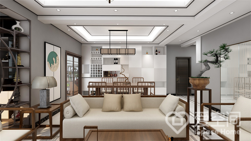 沙发作为客餐厅划分的软隔断，居中而立，新中式家具元素的融入，令整个空间优雅又从容。