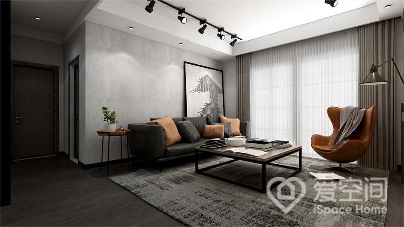 客厅空间线条简单，背景墙适当留白让空间有了呼吸感，黑色皮质沙发干练简约，暖色抱枕点缀提升了视觉层次感。