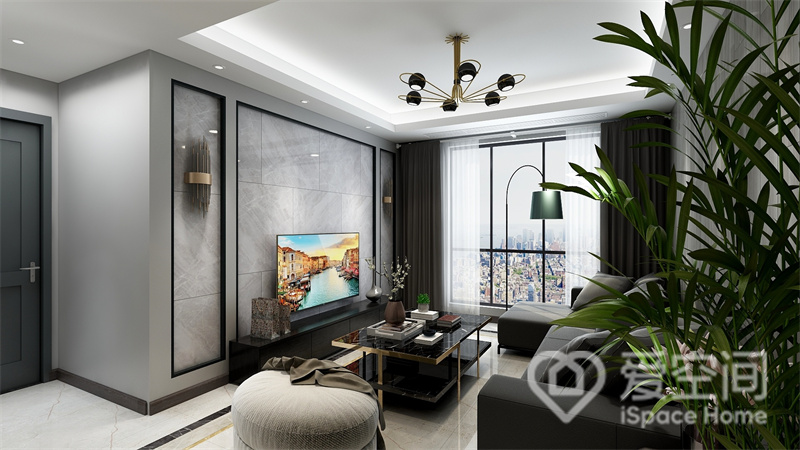 客厅色调基本以灰白为主，软装搭配上黑色居多，为空间注入浓郁的神秘色彩，客厅更具立体感。