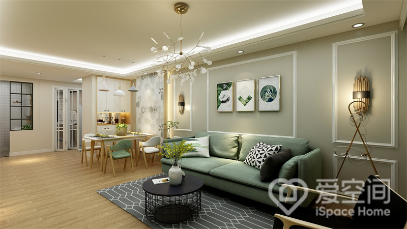 米色背景墙中加入石膏线勾勒，削弱了硬装带来的单调感，浅绿色布艺沙发令客厅显得格外清新。