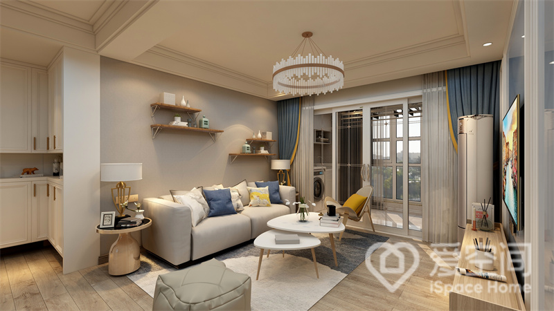 客厅背景与沙发色调统一，呈现出自然简约的格调，客厅与阳台之间使用玻璃门分隔，不影响采光。