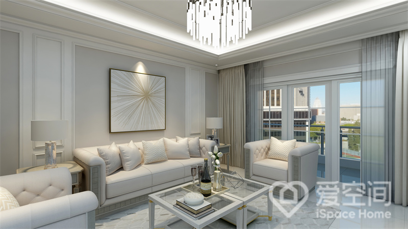 客厅以灰白色为主基调，呈现出舒朗阔气的美感，大面积落地窗令空间拥有充足的光线，也能欣赏到窗外美景。