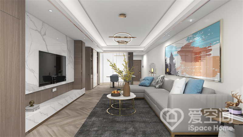 客厅宽敞而开阔，简单的动线提升了空间的舒适感，电视墙运用石材和木材搭配，简单却不失时尚感。