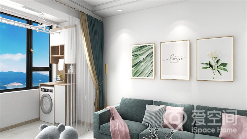 白色雅致的墙面令客厅格外明亮，灰色调布艺沙发搭配几点粉色抱枕点缀，不多不少，格外文艺。