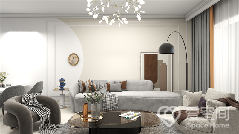 客厅配色清新自然，白色与米色搭配，背景墙温暖舒适，灰色简约沙发简单美好，整个客厅显得很有格调。