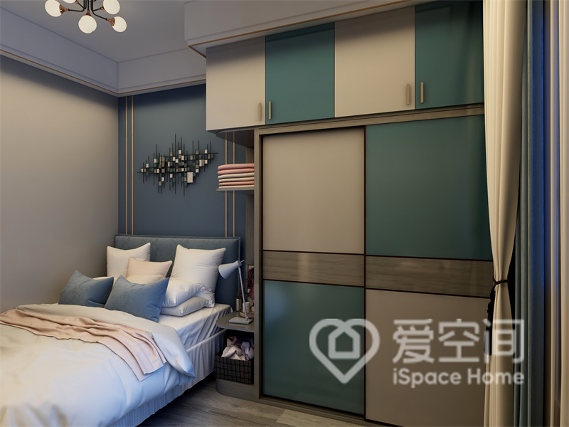 多功能房整体以蓝色和灰色拼接设计，规整的色块并没有打破整体的秩序感，传达出品质与舒适的卧室氛围。