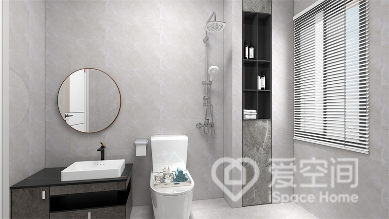 卫生间采用经典的灰白色背景墙，黑色洗手柜干净耐看，壁龛的融入让沐浴日用品有了更好的容身之地。