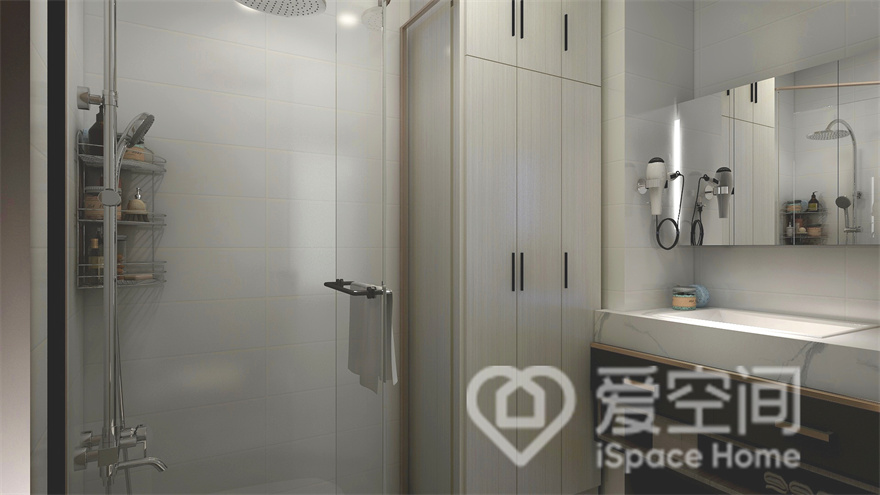 角落出定制米白色收纳柜满足了空间的收纳需求，卫浴间洁具以简单为主，颜色搭配简单明朗。