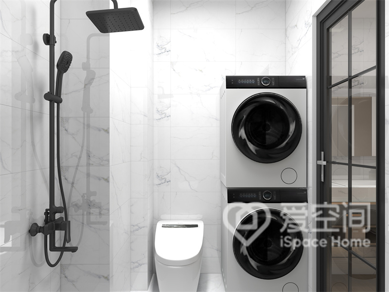 卫生间的配色是浅色系的，淋浴器、坐便器和洗衣机有序放置，为整个的空间奠定了理性的基调。