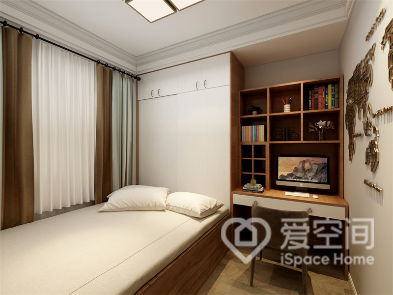 次卧空间中设计师布置了榻榻米一体柜，在白色系的基础上调和了部分原木色，增加了空间的温馨感。
