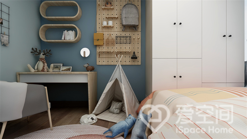 蓝色背景为次卧空间提供了质感与深度，配以白色收纳柜和木质家具，营造出温馨舒适的空间氛围。