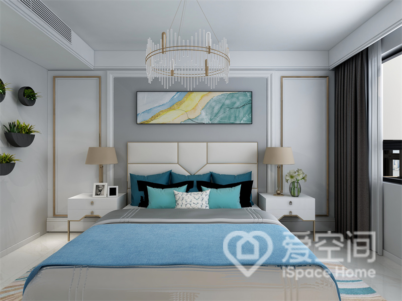 灰色与白色搭配彰显出一种典雅精致的生活态度，搭配渐变系蓝色床品，塑造出沉静简美的舒适氛围。