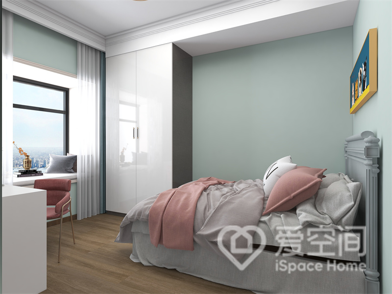 次卧背景以薄荷绿为主，粉灰色床品撞色设计，裹挟出了雅致与浪漫，白色家具令空间更加优雅。