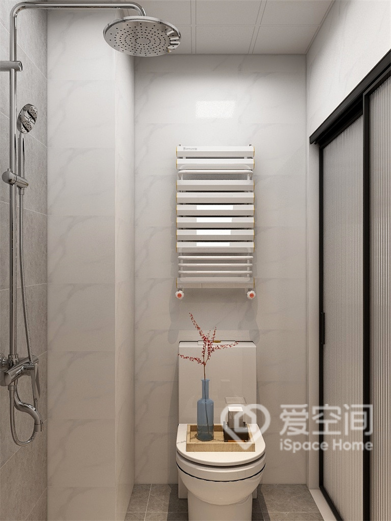卫生间没有采用分离设计，白色墙面瓷砖搭配白色洁具，整体配色优雅干净，细节处尽显品质。