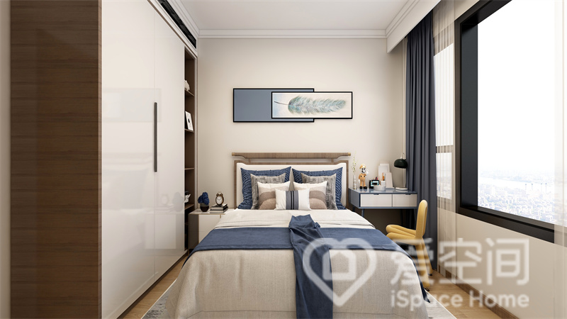次卧以典雅浅淡的米色为基调，蓝色床品温润儒雅，定制衣柜质感十足，带来悠然闲适的感觉。