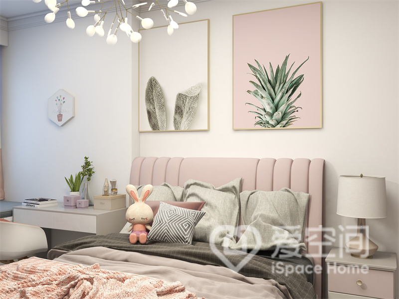 白色与粉色搭配让次卧空间更加惬意自然，时尚灯具和清新装饰画，让这个空间高级感爆棚。