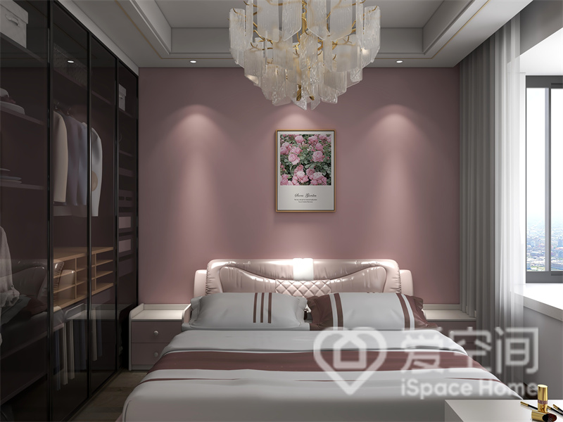 粉色背景增加了次卧空间的甜腻感，装饰画赋予了背景更多精致氛围，在灯具的衬托下，空间具有张力。