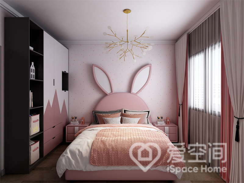 粉色调儿童房自带甜腻气息，兔子床简约而高级，衣柜开合有序，营造出空间的层次美感。