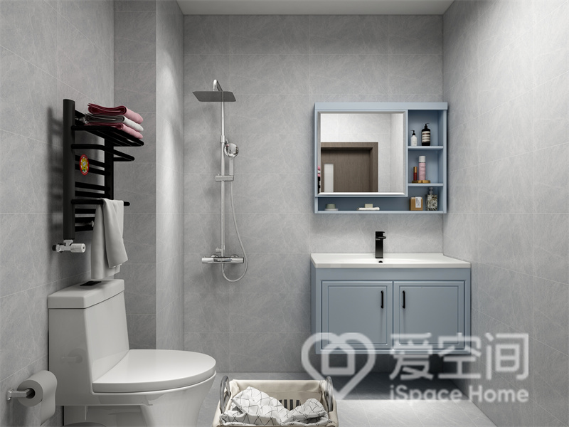 卫浴空间简约干净，白色和浅蓝色相互衬托，悬浮式洗手柜避免了卫生死角，室内显得纯净而自然。