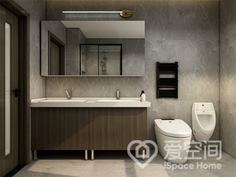 卫浴间以咖色调为主，洗手台简约大方，镜柜拓展了视觉效果，白色洁具带来更加丰富的空间情绪。