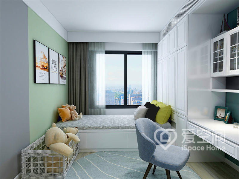 次卧放置了榻榻米一体柜，整个空间宽敞明亮，浅绿色背景赋予了卧室些许浪漫之感，传递出业主的审美品味。