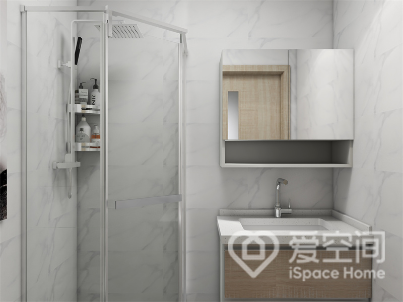 白色调卫浴间清透雅致，镜柜、洗手柜和收纳架的使用满足了空间的储物功能，呈现出舒适的生活环境。