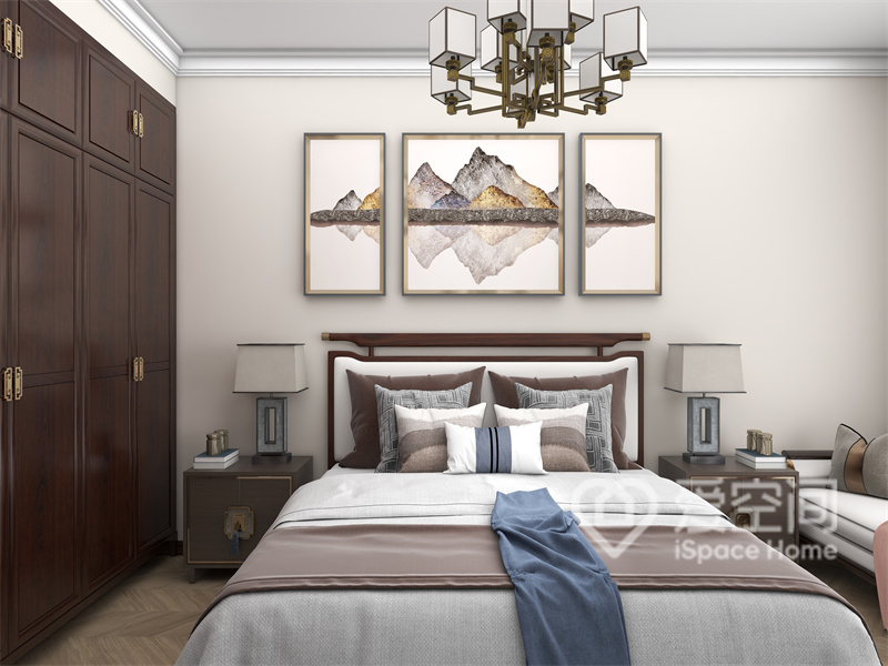 次卧的整体色调是米白色和木色，实木家具沉稳大气，搭配中式元素点缀其中，空间优雅大气。