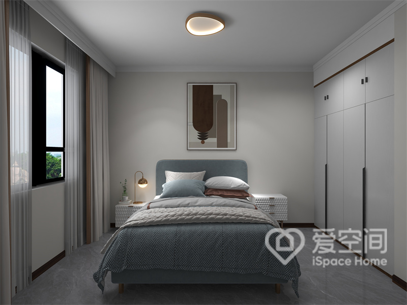 隐形衣柜使次卧空间更有秩序感，浅蓝色与白色搭配作为床品装饰，空间视觉氛围十分清爽。