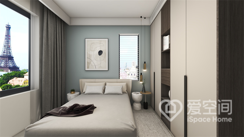 次卧干练利落，蓝色背景低调舒适，室内家具充满时尚感，床头垂钓灯解决了光照的需求。