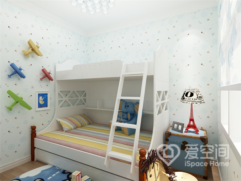 儿童房放置了双人床，达到颜值与实用两者兼得的效果，卡通元素的布置令空间充满童趣感。