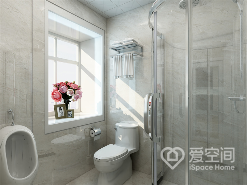 卫浴空间的背景色调采用温柔清雅的米白色，配以干湿分离设计，生活因此而变得温柔且美好。