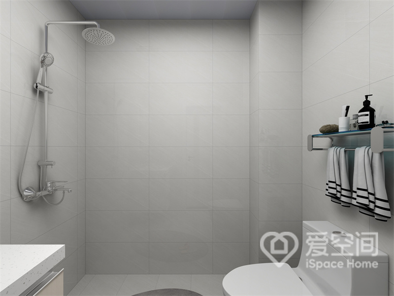 卫浴空间注重整体布局，洁具的有序放置令空间层次分明，毛巾架成为画龙点睛的装饰物件。