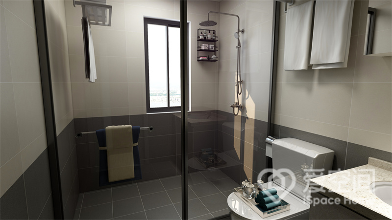 卫浴间选用玻璃进行干湿分离，简单大气，整个空间显得很明亮，白色洁具提升了空间的颜值。