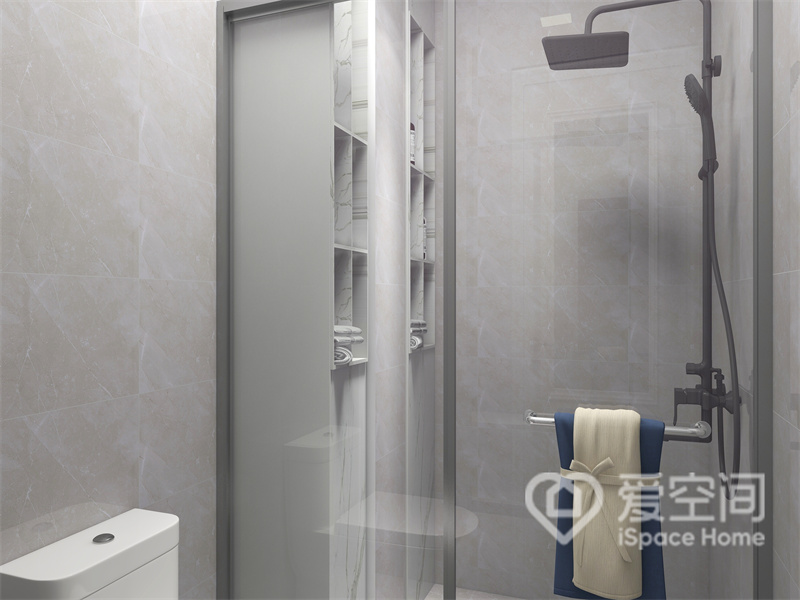 整个卫生阿金墙面采用大理石装饰，淋浴房中加以壁龛点缀，通过干湿分离提升了空间的整体层次。