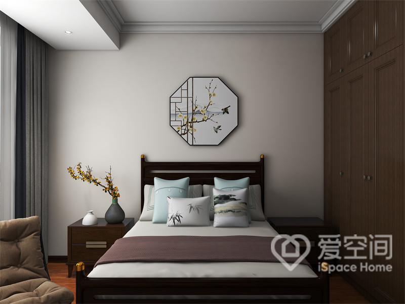 次卧空间的每一个细节都蕴藏的东方元素，设计师利用装饰画、摆件、床品彰显出业主对中式的热爱。