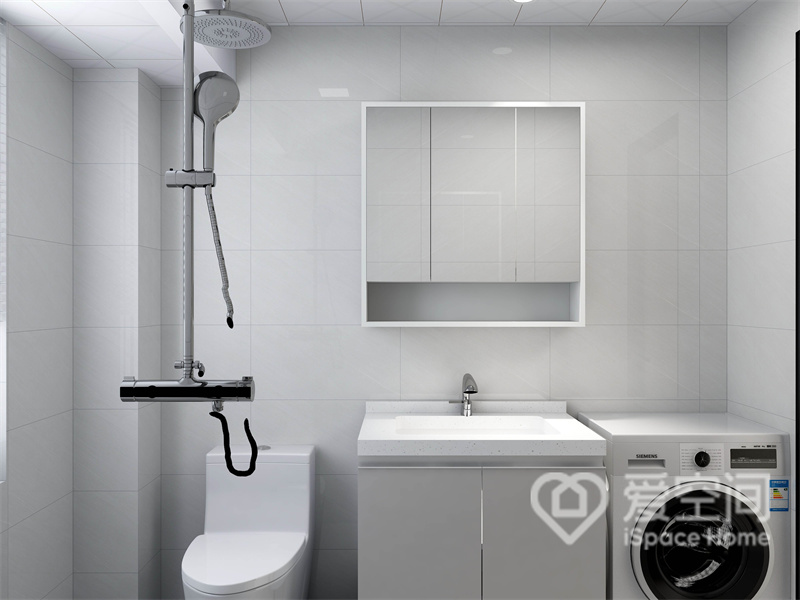 白色调带来干净优雅的空间质感，将洗衣机放置在卫浴间不仅方便排水，也提高了空间的实用性。