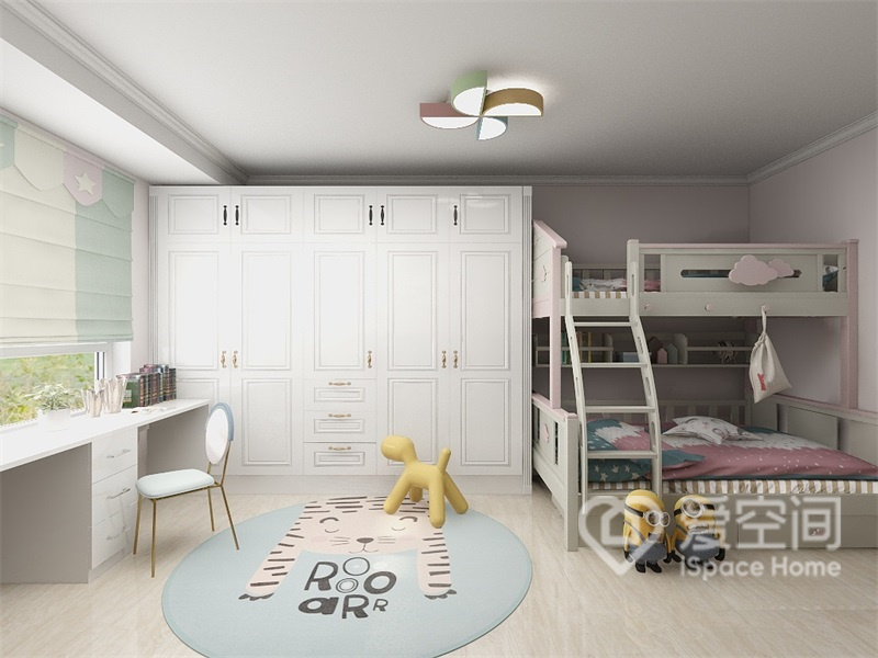 儿童房空间比较宽裕，所以设计师放置了高低床，并做了大型衣柜，为小主人提供了舒适的生活氛围。
