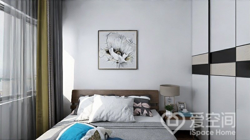 白色空间中，装饰画作为背景的点缀，提升了空间的整体质感，简雅的床品散发着雅致的气息。