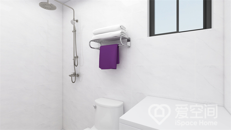 卫生间未做干湿分离，干净而通透，白色的洁具彰显出细节与品质，呈现出理性而优雅的高级感。