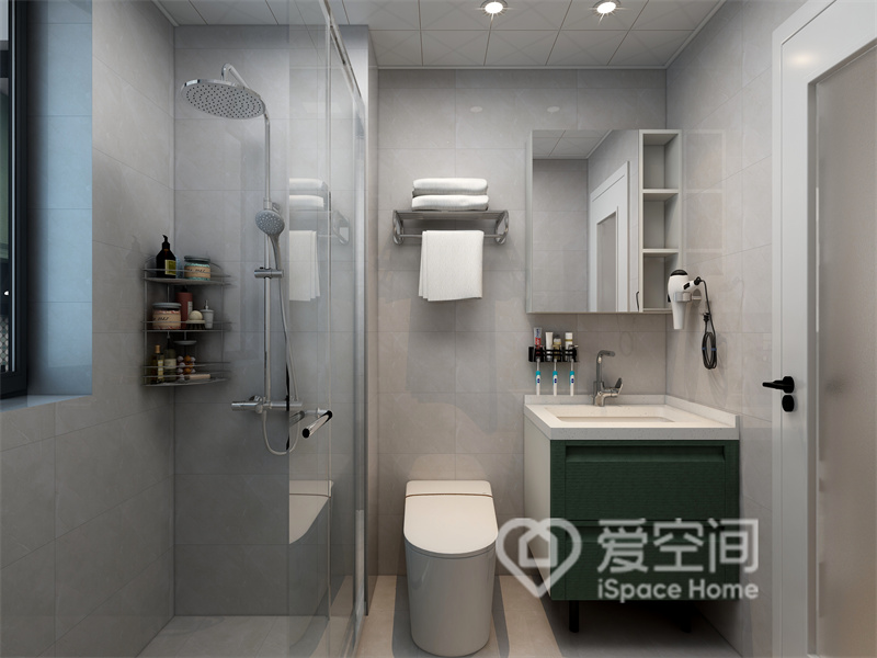 卫浴空间结构紧凑，设计师采用玻璃划分干区和湿区，合理划分功能，白色洁具带来轻盈的视觉感受。