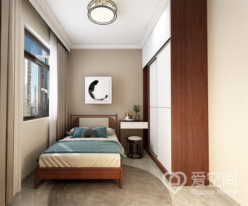 设计师将稳重的咖色与蓝色搭配运用在次卧和家具的细节中，形成丰富的空间层次，塑造出静谧的氛围。