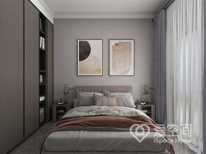 在配色上次卧选择了莫兰迪色系，让空间氛围温馨而柔美，背景装饰则强调了空间的立体感。